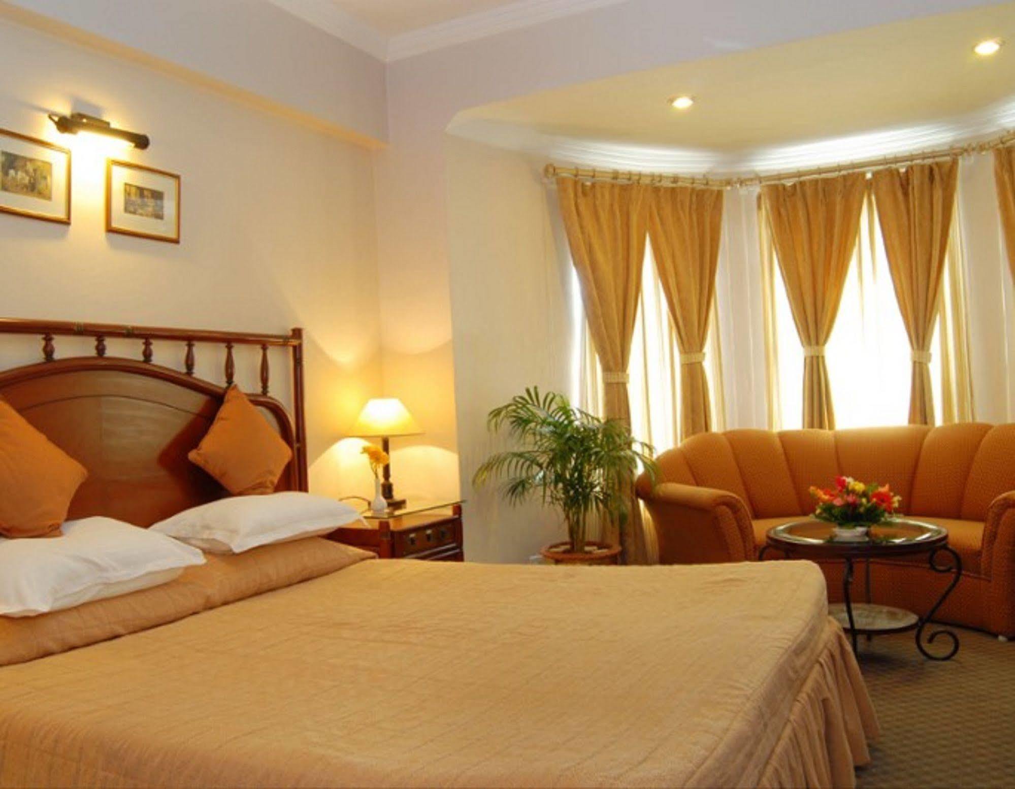 Hotel Swosti Premium Bhubaneswar Exteriör bild