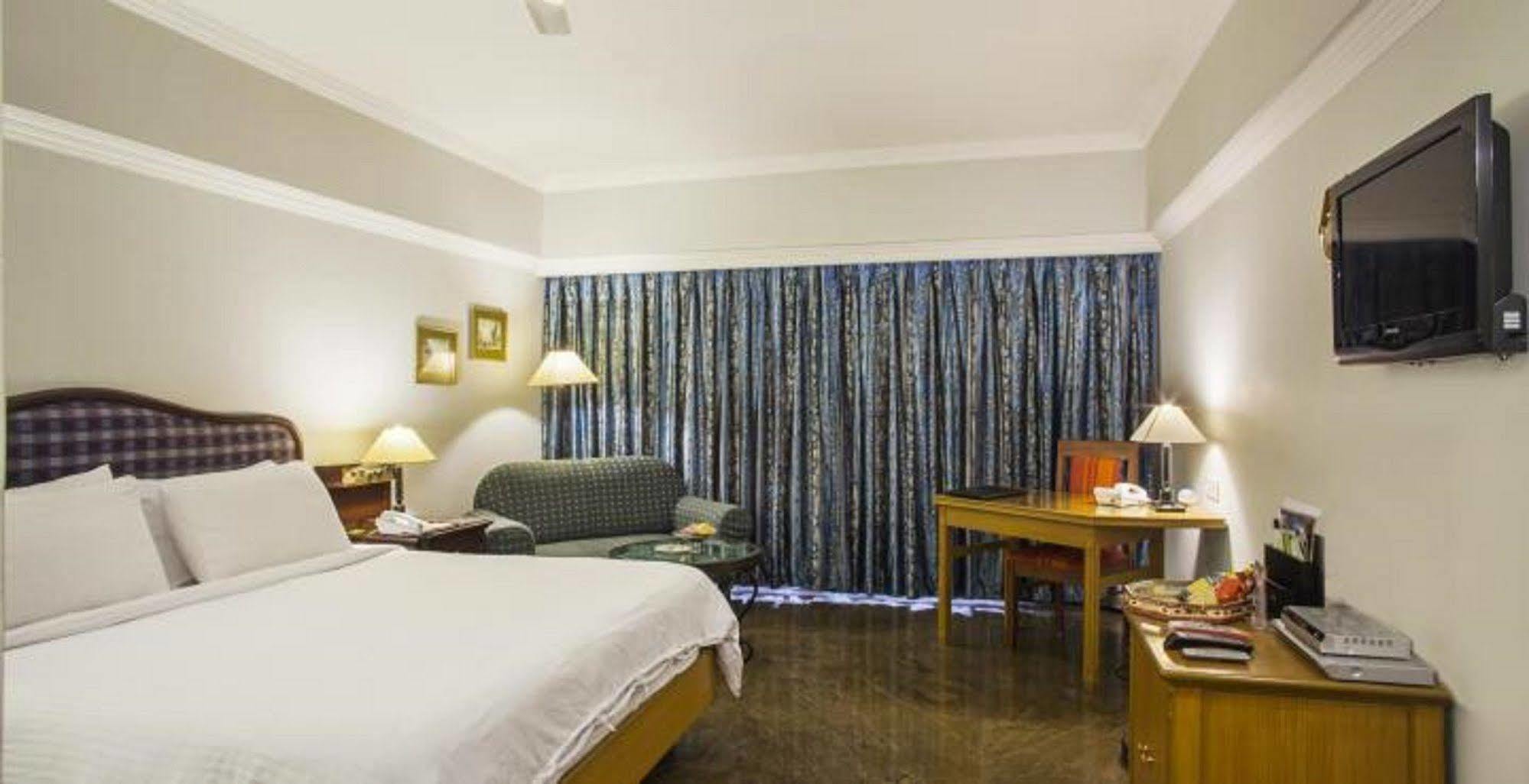 Hotel Swosti Premium Bhubaneswar Exteriör bild